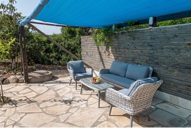 אורנופש בקצה החורש - החצר, הבריכה והנוף