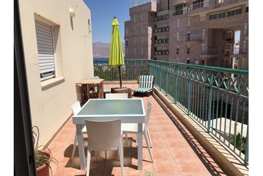 יעל דירות נופש על הים - המרפסות והסביבה