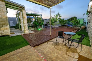 נופש כרימון - החצר והבריכה