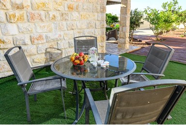 נופש כרימון - החצר והבריכה