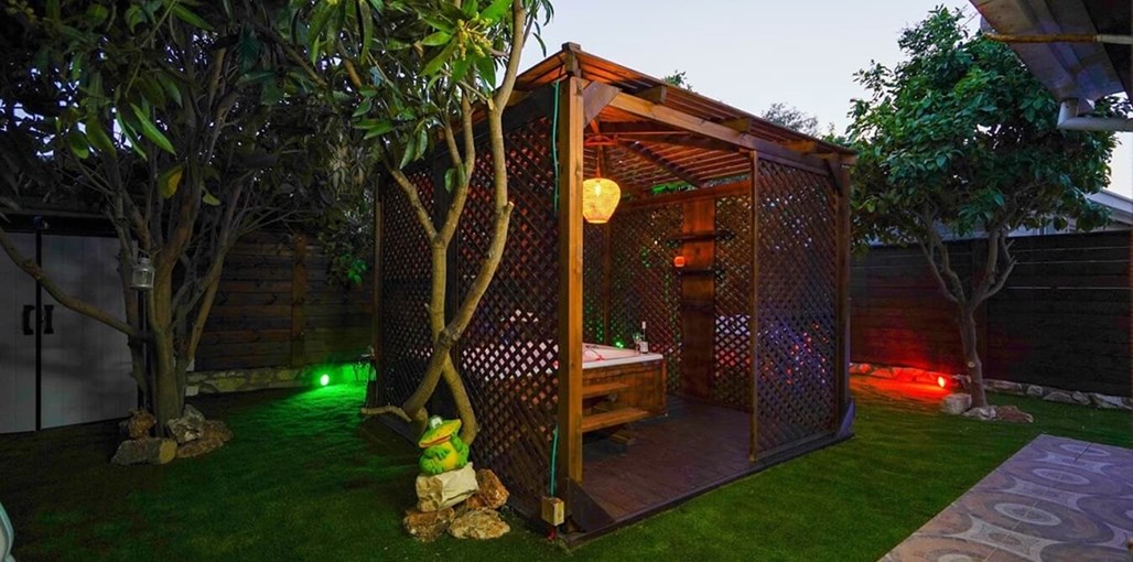 שושן אדום החצר (11).jpg