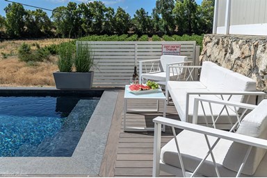 רגעים  - החצר והבריכה הפרטית