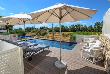 רגעים  - החצר והבריכה הפרטית