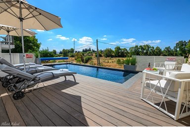 רגעים  - החצר והבריכה הפרטית