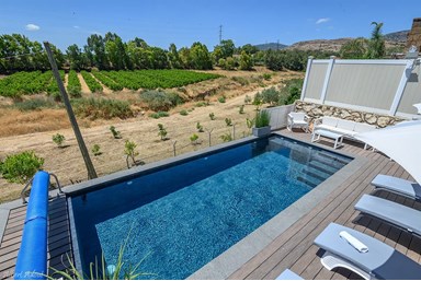 רגעים  - החצר והבריכה הפרטית