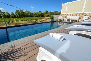 רגעים  - החצר והבריכה הפרטית