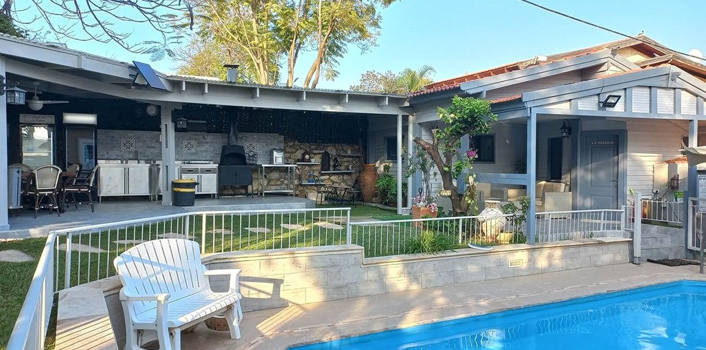 לה פסיון - חוויה של חופשה החצר והבריכה (1).jpg