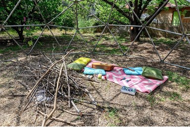 אדמאיה - בחצר