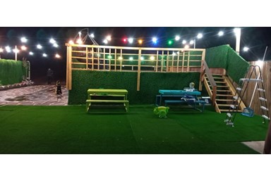 מפגש הדובדבן - מתחם חוץ