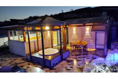 מפגש הדובדבן - מתחם חוץ