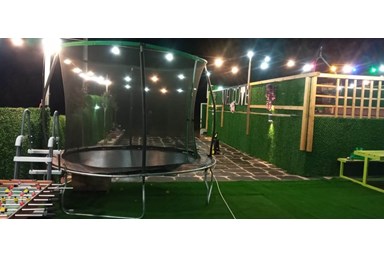 מפגש הדובדבן - מתחם חוץ