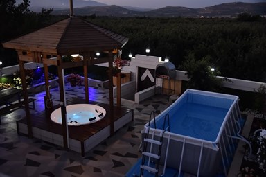 מפגש הדובדבן - מתחם חוץ