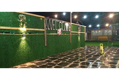 מפגש הדובדבן - מתחם חוץ