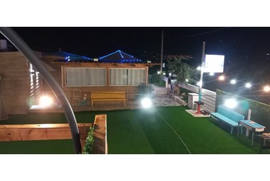 מפגש הדובדבן - מתחם חוץ