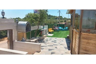 מפגש הדובדבן - מתחם חוץ