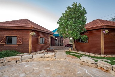 פנינת הדקל - בקתות העץ