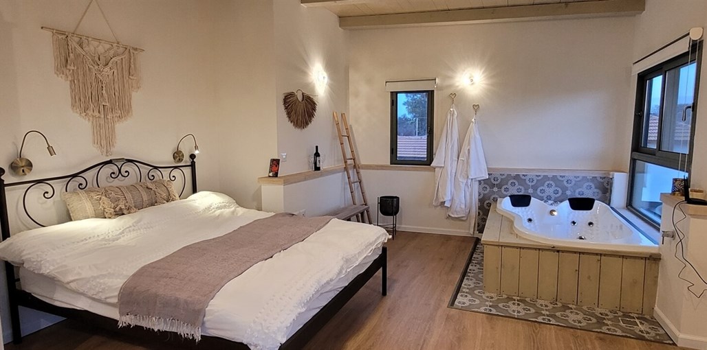 חלון לרקפות בטל שחר הצימר (2).jpg