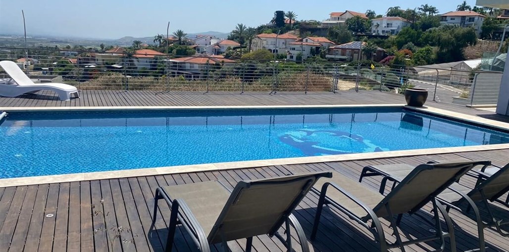 סוויטות אגם בכנרת החצר (10).jpg