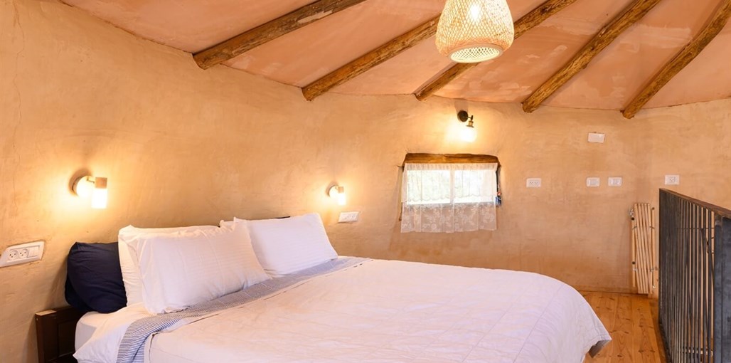 על הנוף - בקתה מאדמה פנים (28).jpg