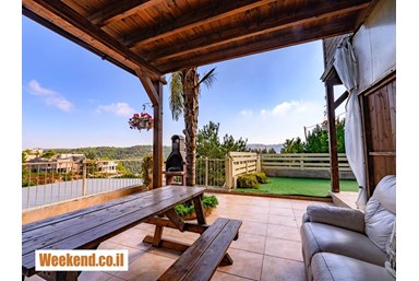 צמרת הצימרים - החצר והנוף