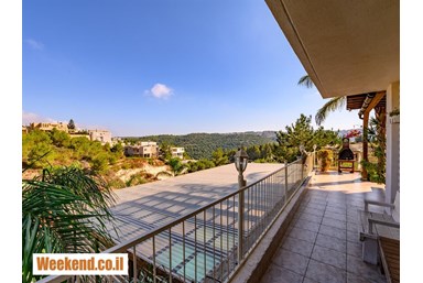 צמרת הצימרים - החצר והנוף