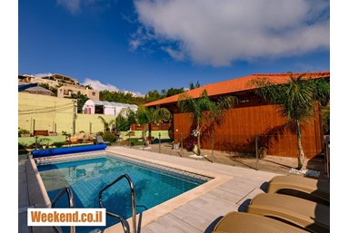 צמרת הצימרים - החצר והנוף