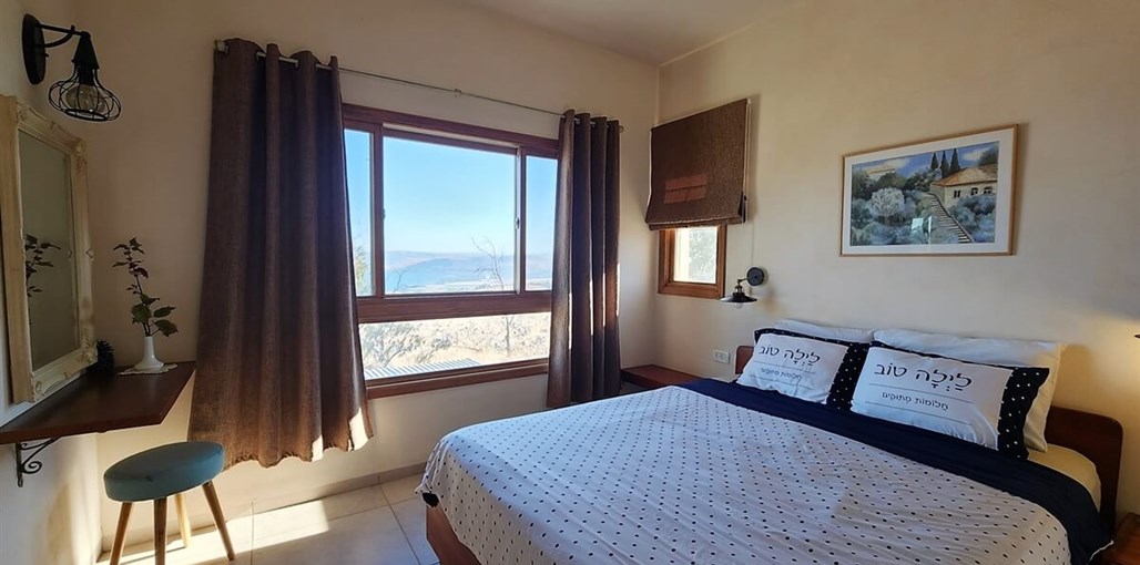 מול הכנרת אצל יערה חדר השינה.jpg