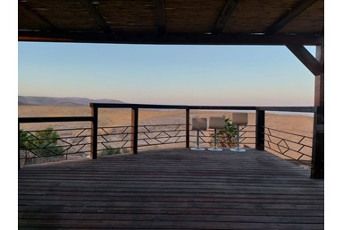 בית האבן במדבר - החצר והנוף