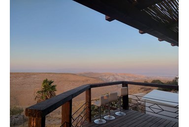 בית האבן במדבר - החצר והנוף