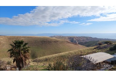 בית האבן במדבר - החצר והנוף
