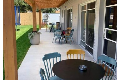 סוויטות שמחה במשפחה - החצר והבריכה 