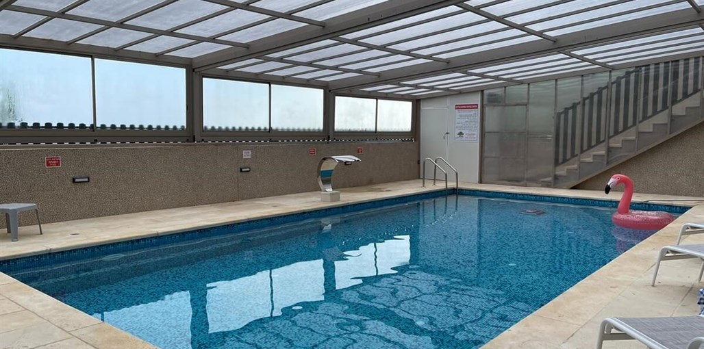 אחוזת האלונים בריכה מחוממת ומקורה (1).jpeg