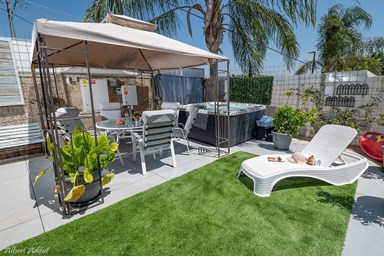 המקום של ברקו - החצר והבריכה