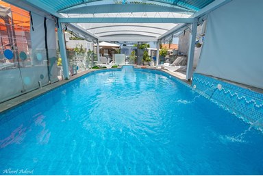 המקום של ברקו - החצר והבריכה