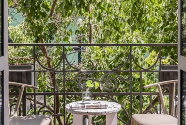 מלון נואל - Hotel Noel - קווין עם מרפסת