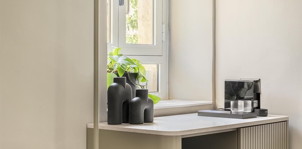 מלון נואל - Hotel Noel חדר קווין עם מרפסת (3).jpg