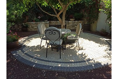 אצל מיס דייזי - מתחם החוץ