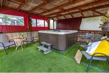 חלום במערה - החצר, הבריכה והג'קוזי 