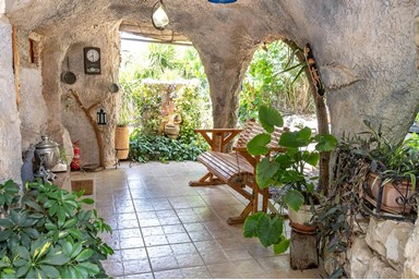 חלום במערה - החצר, הבריכה והג'קוזי 