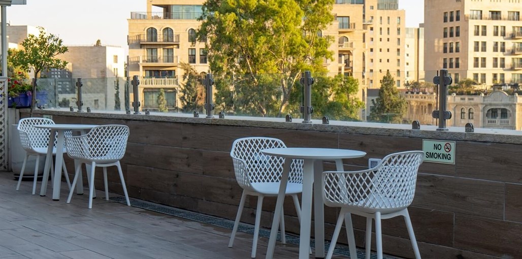 שלומצי הוטל - Shlomtzi Hotel מרפסת משותפת (1).jpg