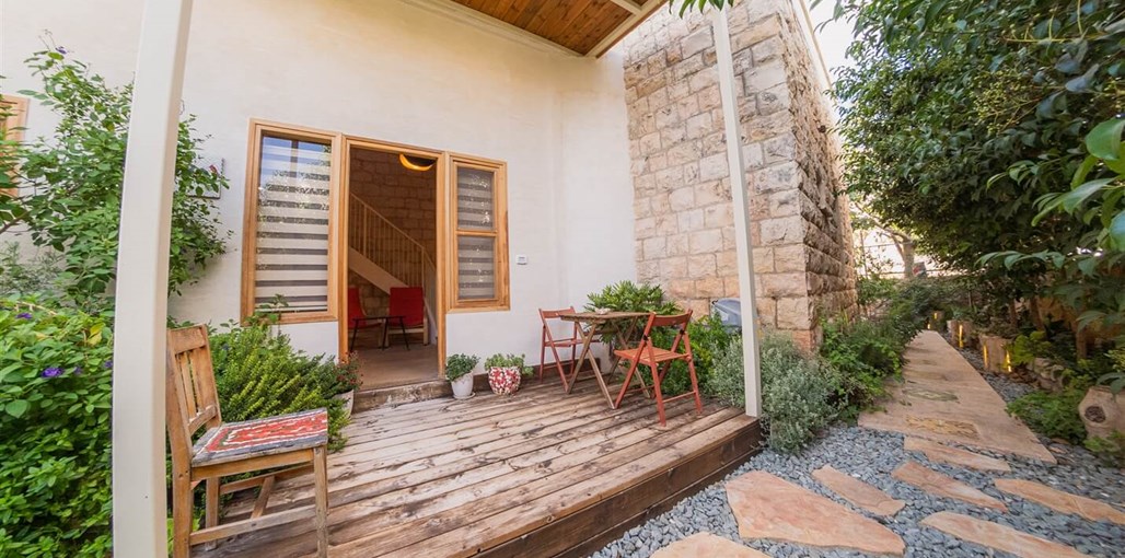 חליל אירוח בסמטה כפרית DSC05614.jpg