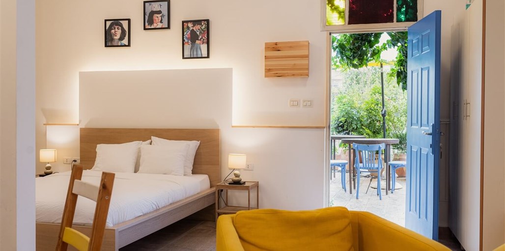 חליל אירוח בסמטה כפרית DSC05579.jpg