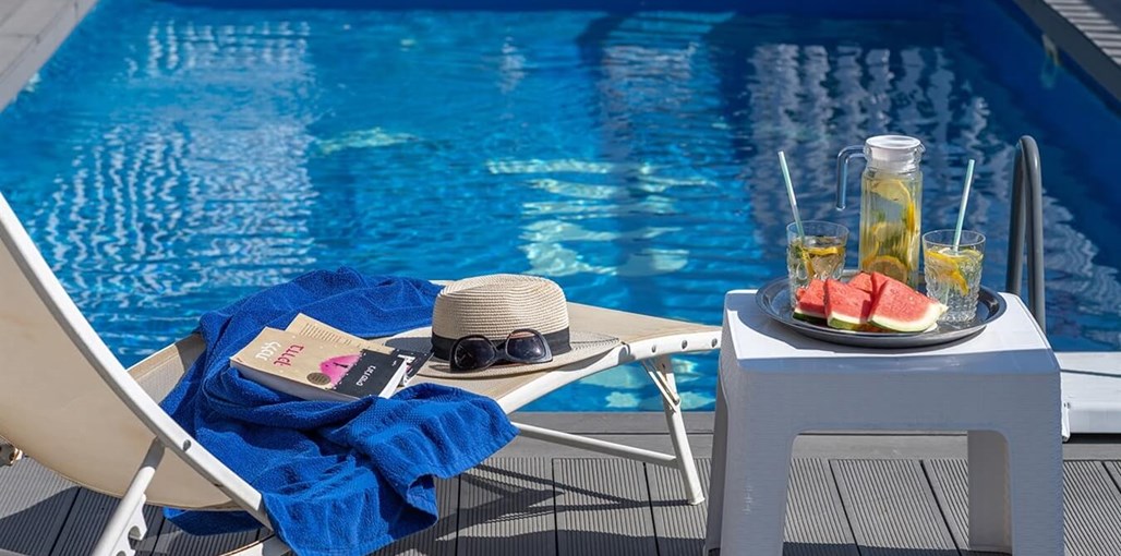 יוון בגולן חצר ובריכה (7).jpg