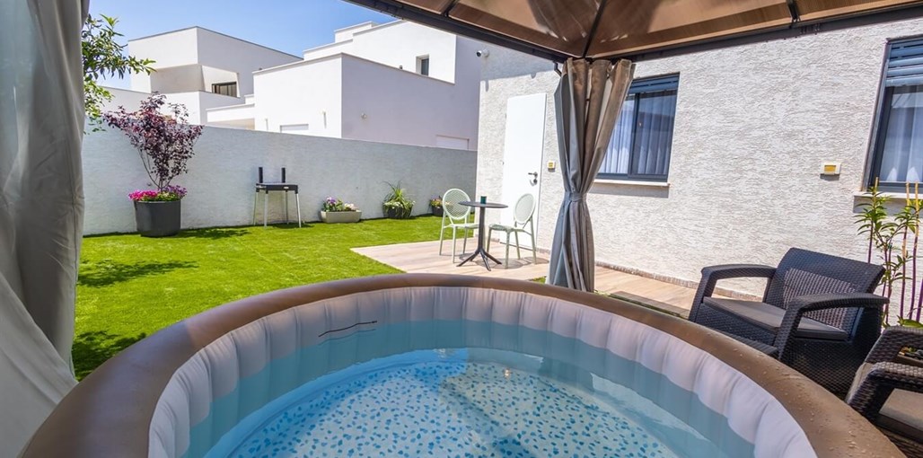 צימר נחלים קיבוץ הגושרים חצר  (9).jpg