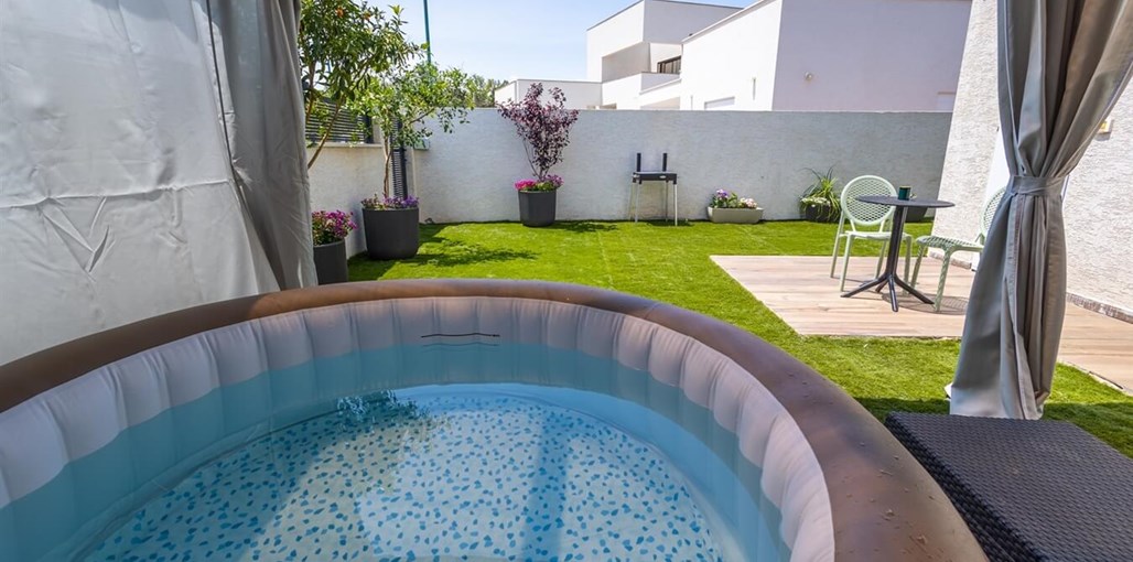 צימר נחלים קיבוץ הגושרים חצר  (8).jpg