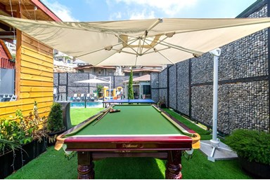 אחוזת הפירמידה - מתחם החוץ והסביבה