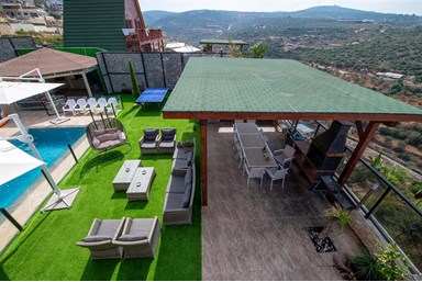 אחוזת הפירמידה - מתחם החוץ והסביבה