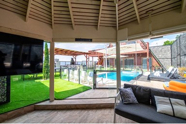 אחוזת הפירמידה - מתחם החוץ והסביבה