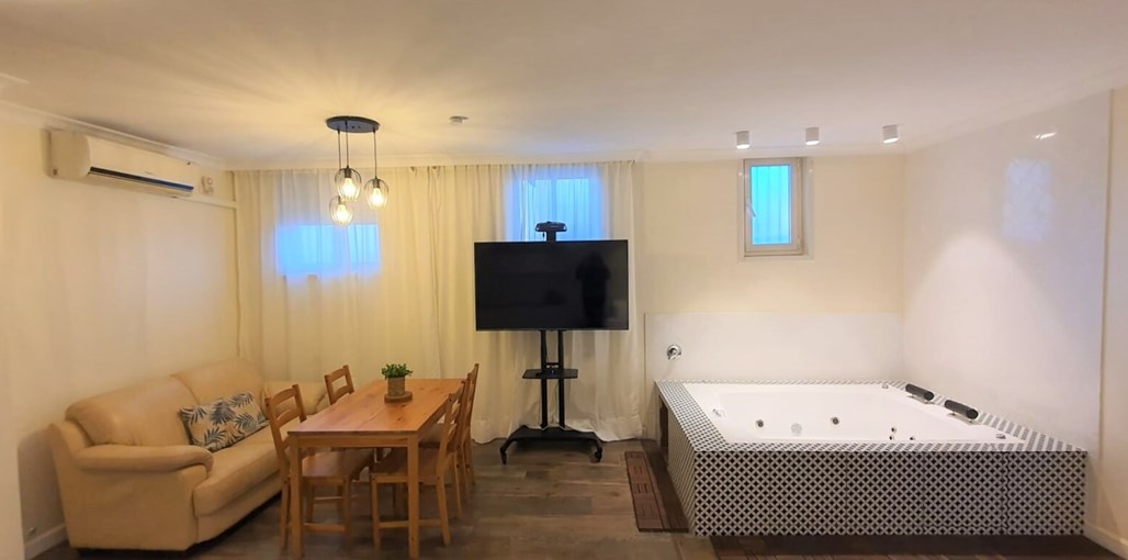 בצל עצי האורן מבוא ביתר פנים (3).jpeg