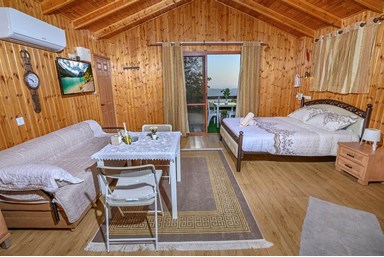 בקתות עץ המעיין